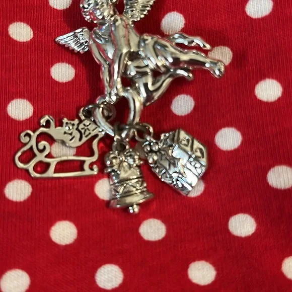 Pendant/brooch cherub with bell, sleigh and present charms, Lot S - Picture 3 of 8